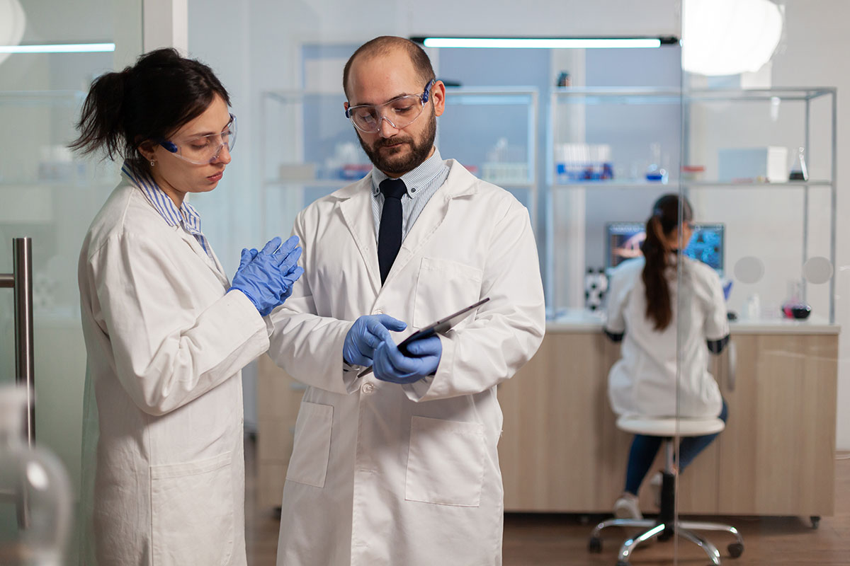 seo for hospitals nurse explainig-doctor vaccine development