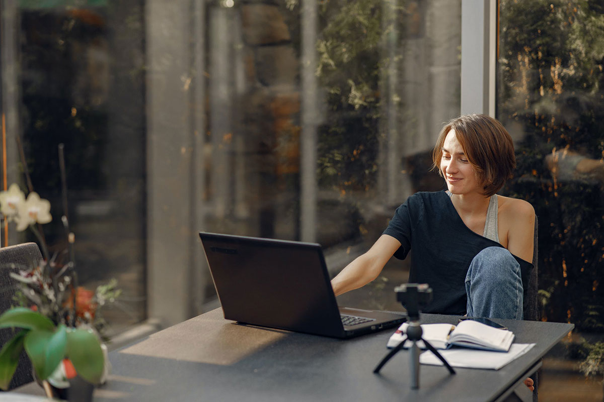 seo for medical websites girl working at the laptop